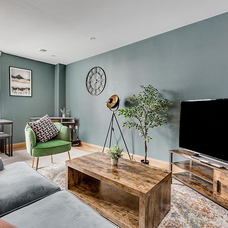 Homely 2 Beds Apt Up To 5 Guests-Wifi By Tent Serviced Apartments Chertsey Exterior foto