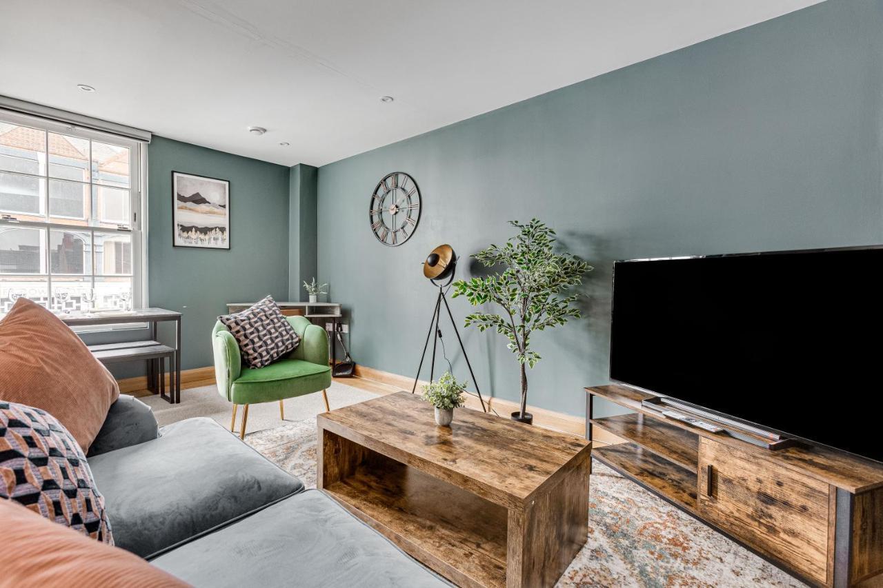 Homely 2 Beds Apt Up To 5 Guests-Wifi By Tent Serviced Apartments Chertsey Exterior foto