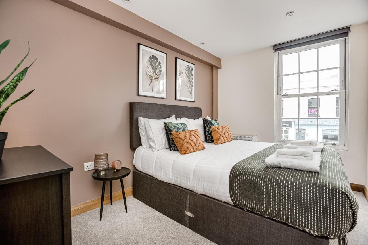 Homely 2 Beds Apt Up To 5 Guests-Wifi By Tent Serviced Apartments Chertsey Exterior foto